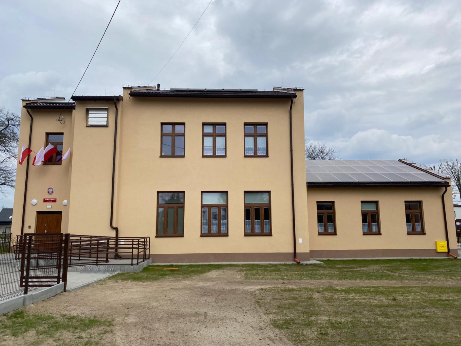 Widok Szkoły Podstawowej Nr 1 w Mrowli