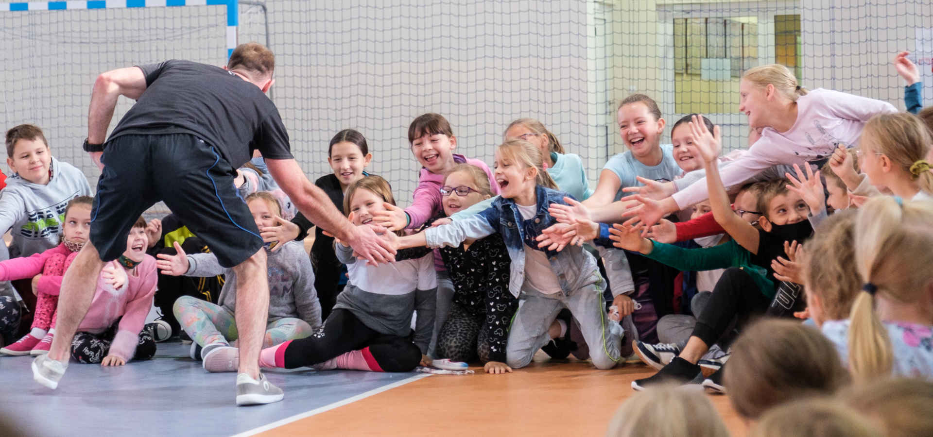 Dzieci przybijają piątkę Panu Skalskiemu