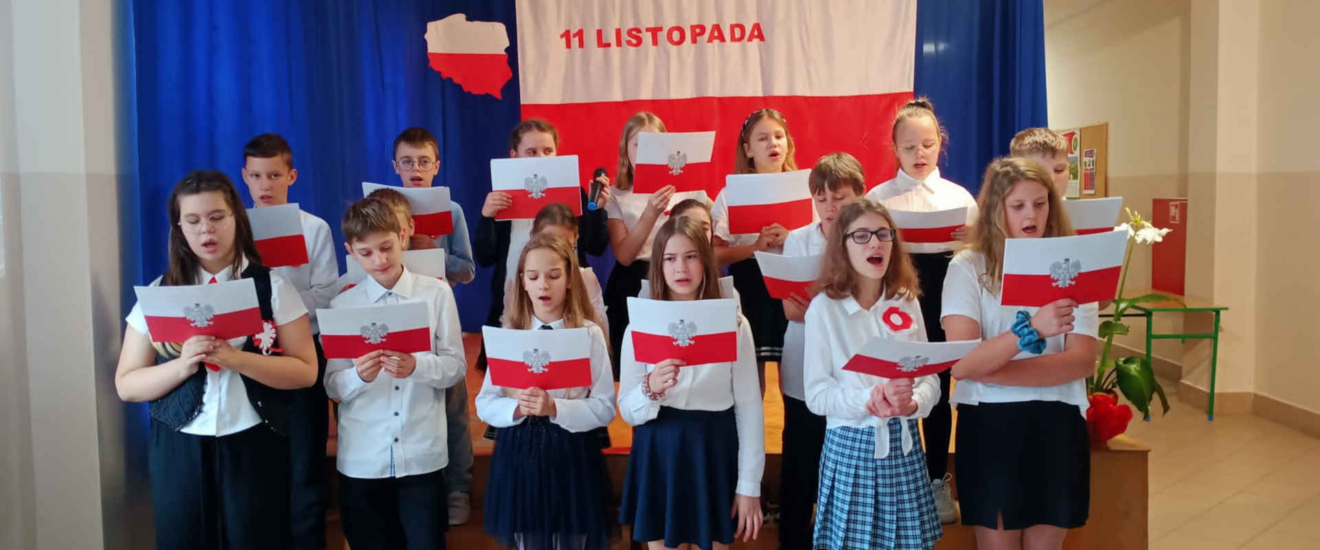 Uczniowie śpiewają podczas akademii