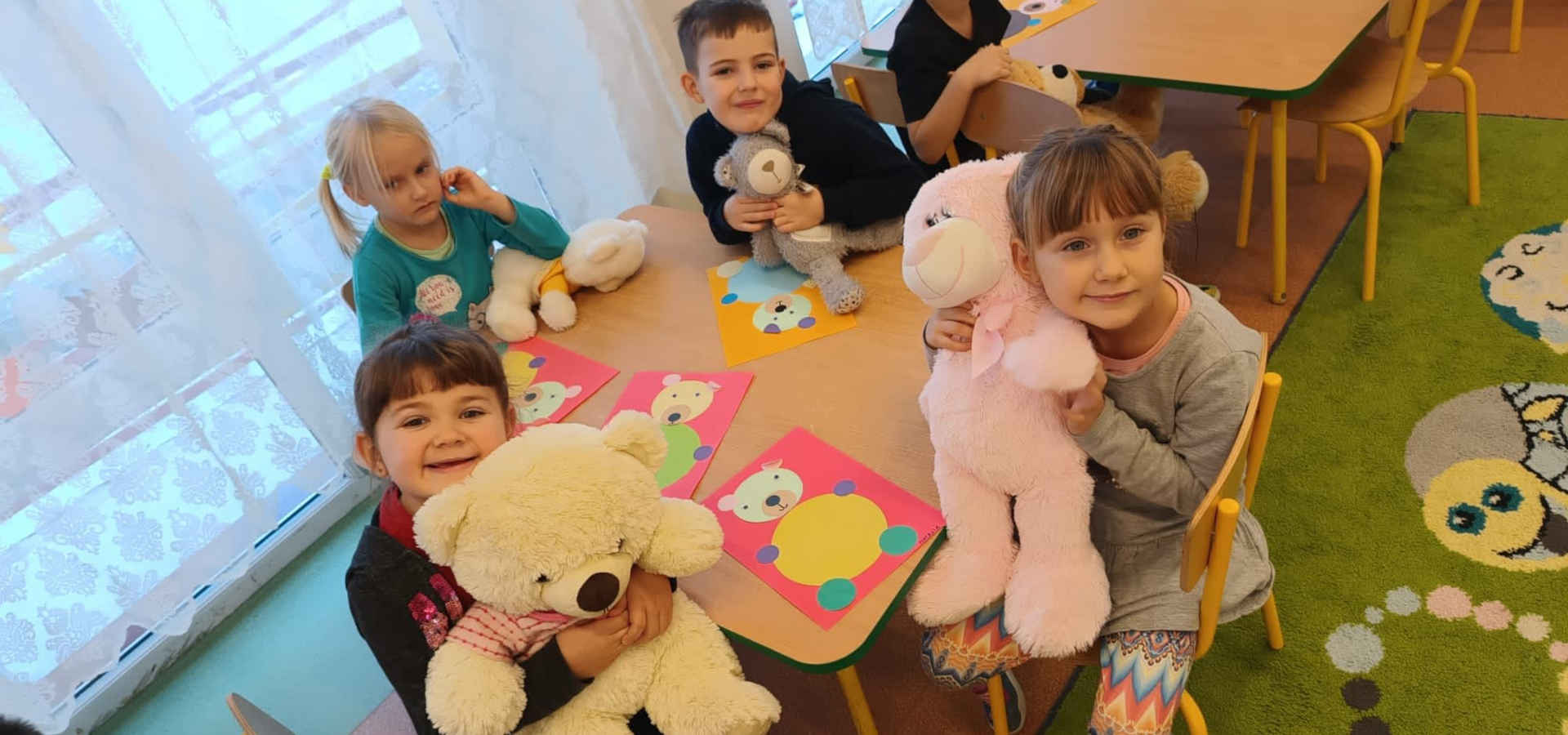 Dzieci z pluszowymi misiami