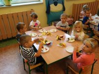 2017-10-03_sałatki_owocowe_w_przedszkolu - zdjęcie nr 1