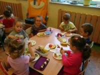 2017-10-03_sałatki_owocowe_w_przedszkolu - zdjęcie nr 4