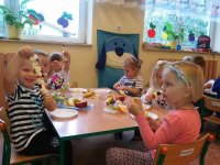 2017-10-03_sałatki_owocowe_w_przedszkolu - zdjęcie nr 10
