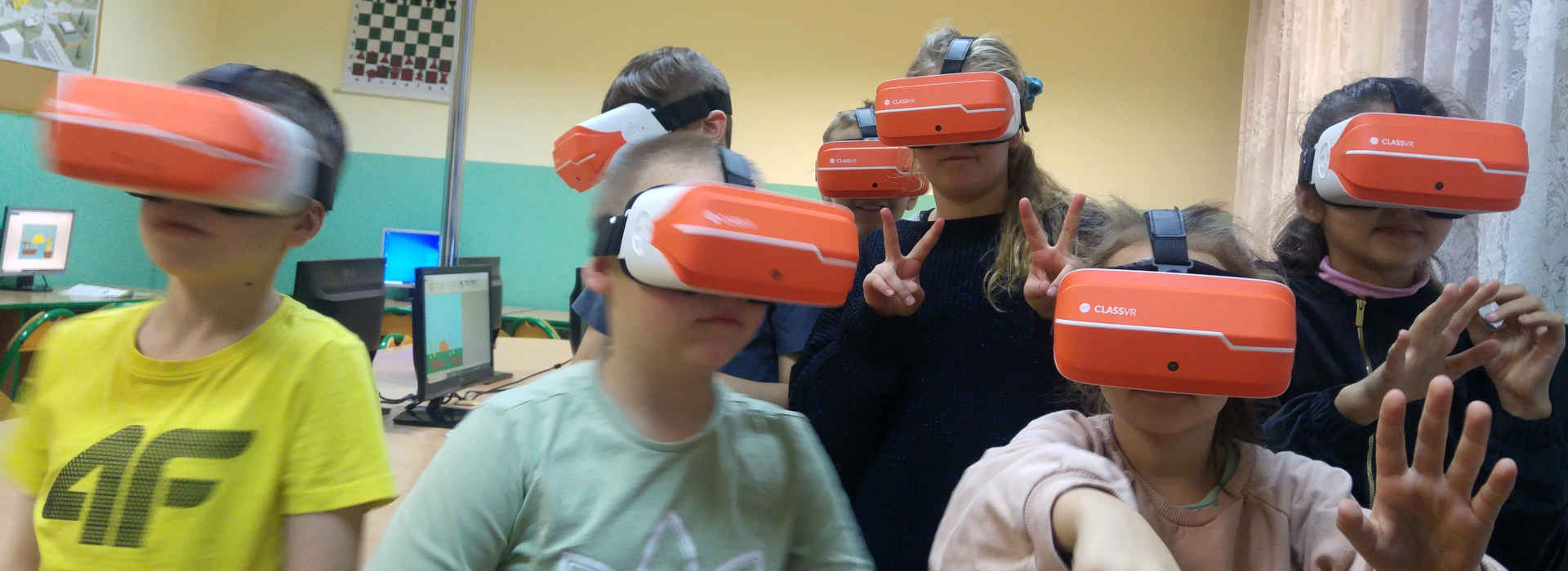 Uczniowie w okularach VR
